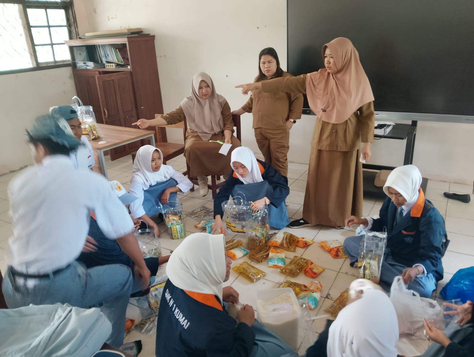 Siswa SMK N -1 Kumai Berbagi (3)
