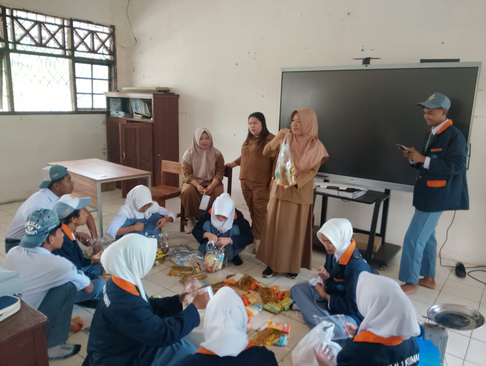 Siswa SMK N -1 Kumai Berbagi (4)