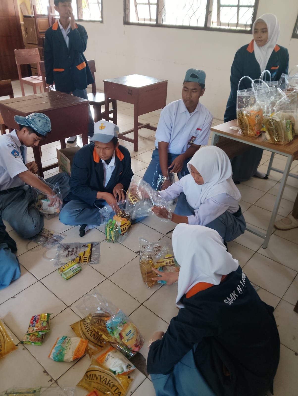 Siswa SMK N -1 Kumai Berbagi (2)