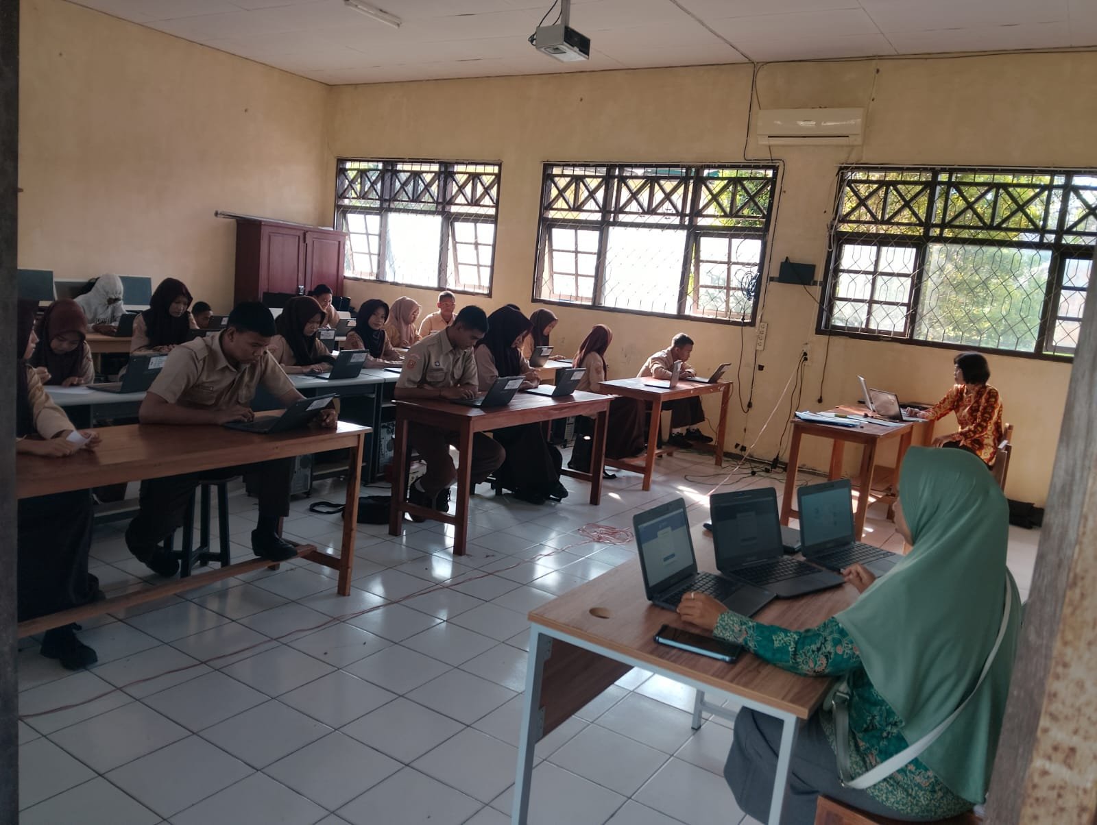 Persiapan TKA SMP N-3 Kumai di SMK N-1 Kumai Tanggal 15-16 April 2026 (3)