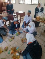 Siswa SMK N -1 Kumai Berbagi (2)