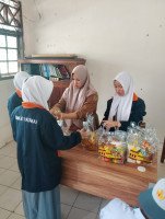 Siswa SMK N -1 Kumai Berbagi (1)