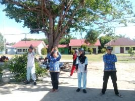 KREATIF DAN PENUH KONSENTRASI: TOPI KAIT JADI PRIMADONA DI HARI PERTAMA CLASS MEETING SMK NEGERI 1 KUMAI