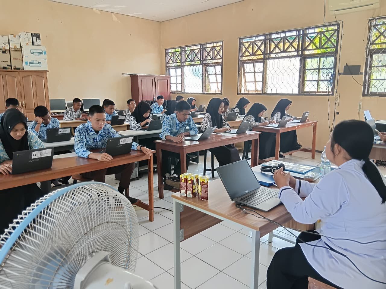 SMK Negeri 1 Kumai Fasilitasi Lab Komputer untuk Kegiatan TKA SMP Negeri 3 Kumai