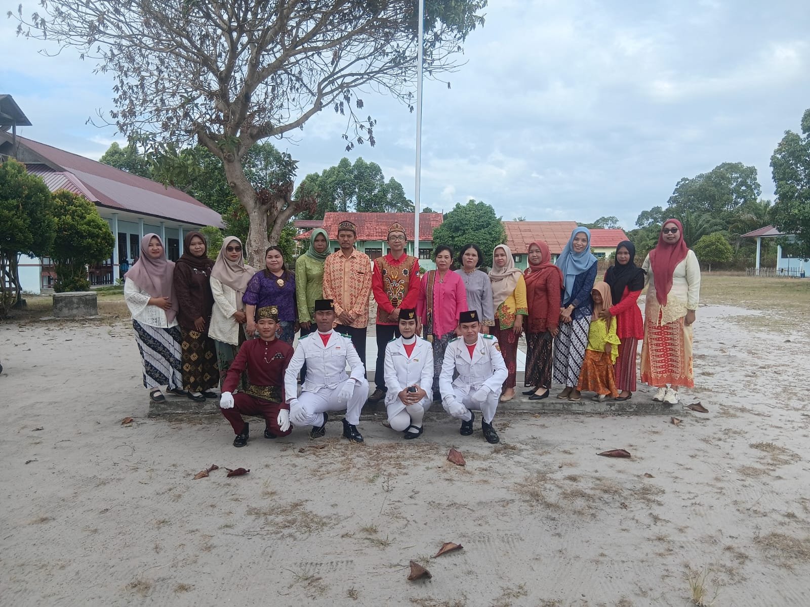 SMK Negeri 1 Kumai Peringati Hari Kartini: Semangat "Habis Gelap Terbitlah Terang" di Era Digital