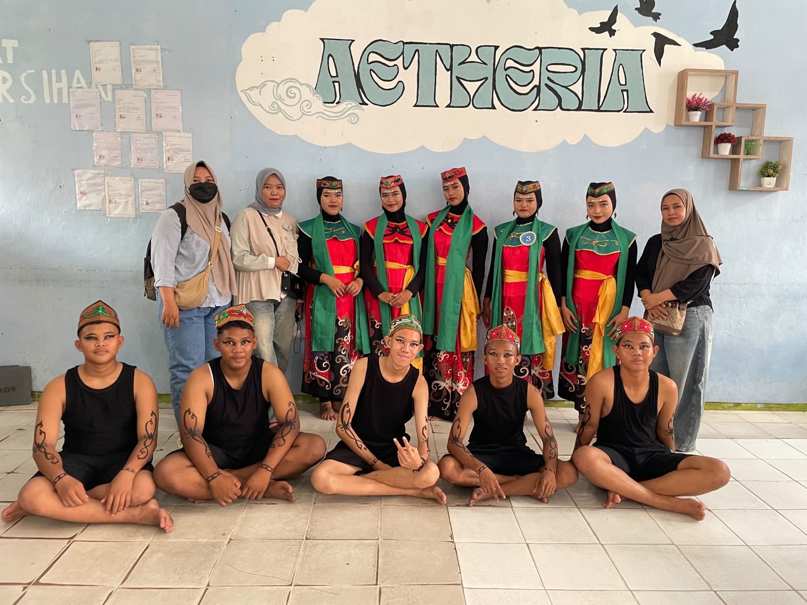 Siswa SMKN 1 Kumai Memukau Panggung Lomba Tari Dayak HUT SMAN 3 Pangkalan Bun